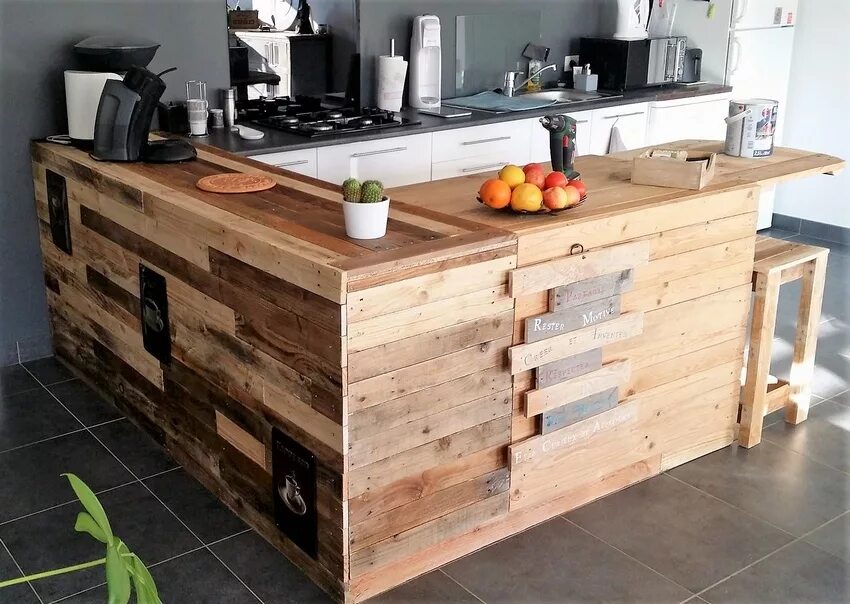 Кухня из поддонов. Стол из паллет Wood Pallet 1. Кухонная мебель из полетов. Кухонный гарнитур из паллетов. Кухонный стол из поддонов.