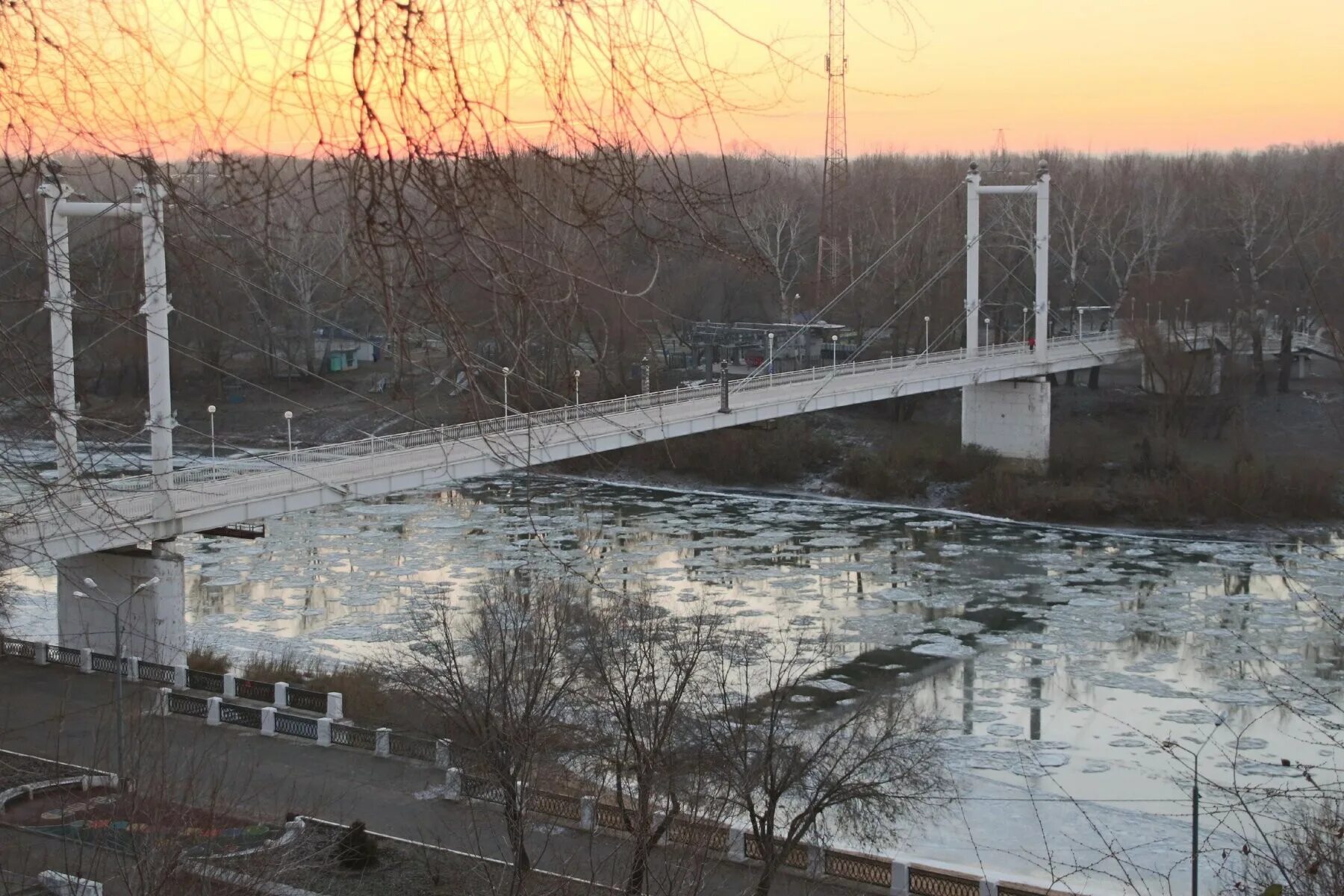 Мост через урал фото. Мост через Урал Оренбург Европа Азия. Пешеходный мост Европа-Азия Оренбург. Оренбург мост на набережной Европа Азия. Мост через реку Урал в Оренбурге.