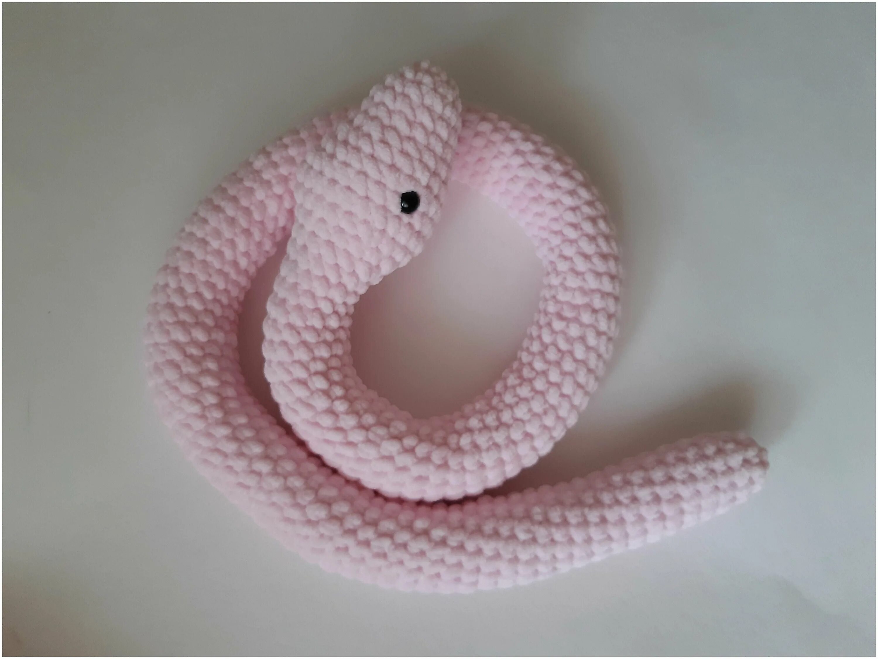 змея из пряжи. змейка из ализе пуффи. змея из пряжи крючком. змея связанная крючком. вязаная плюшевая змея.