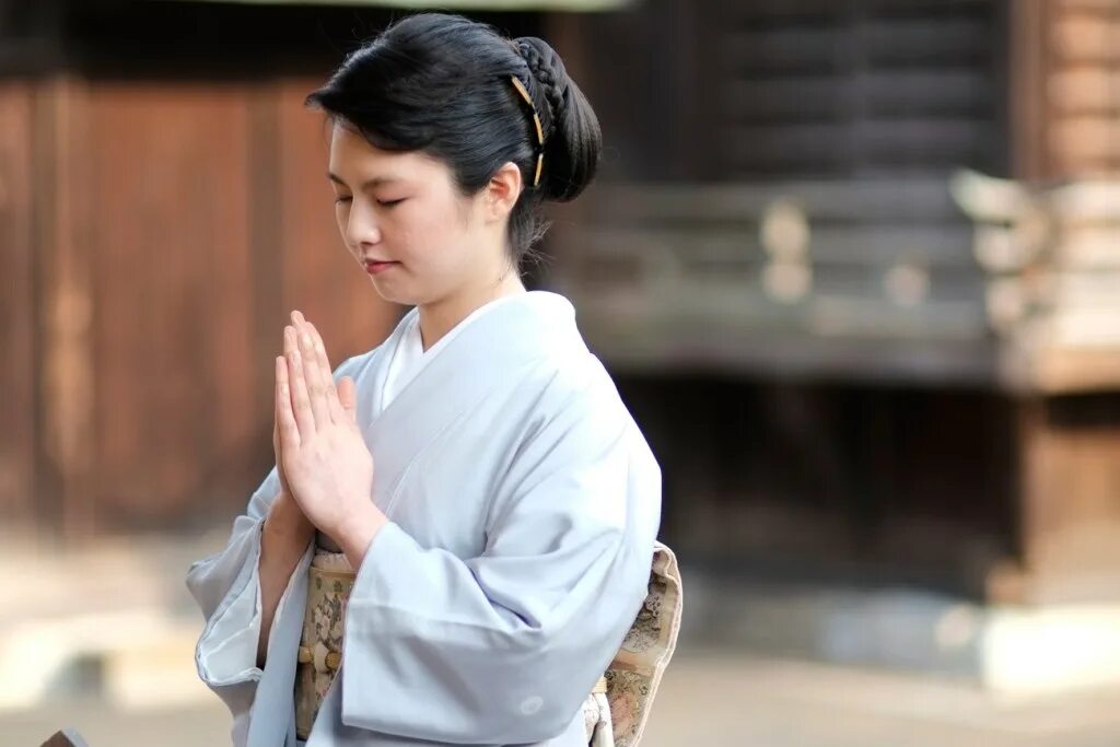 Japanese women is. Японцы кланяются. Девушка в кимоно молиться Япония. Японцы говорят.
