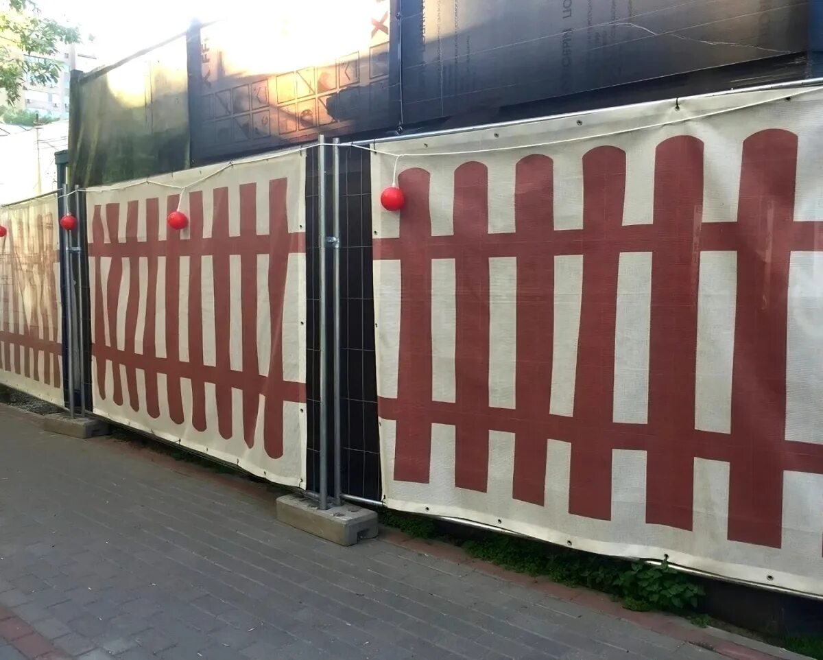 Заборы на подмосковных дачах. Компания заборы москва. Компания заборы москва. Металлический забор для школы. Компания заборы москва.