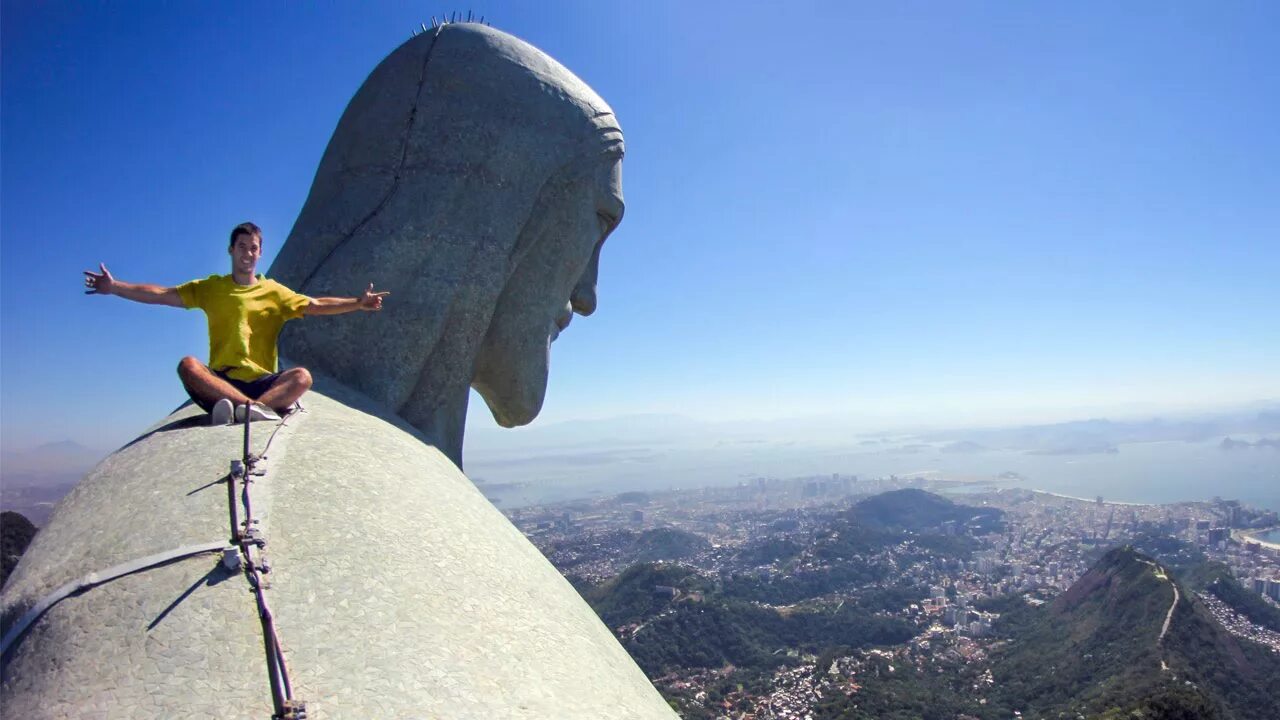 Огромный держаться. Статуя Христа-Искупителя Бразилия. Статуя Христа-Искупителя Бразилия туристы. Статуя Христа-Искупителя Рио-де-Жанейро селфи. Статуя Христа-Искупителя Бразилия высота.