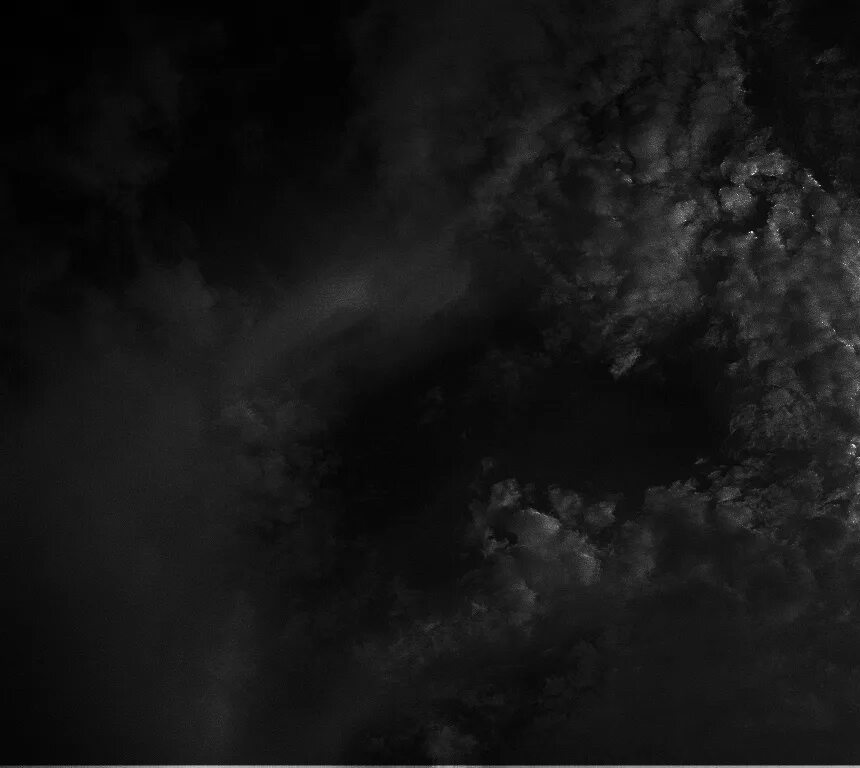 Черные облака. Темные тучи. Облака на черном фоне. Черное небо.