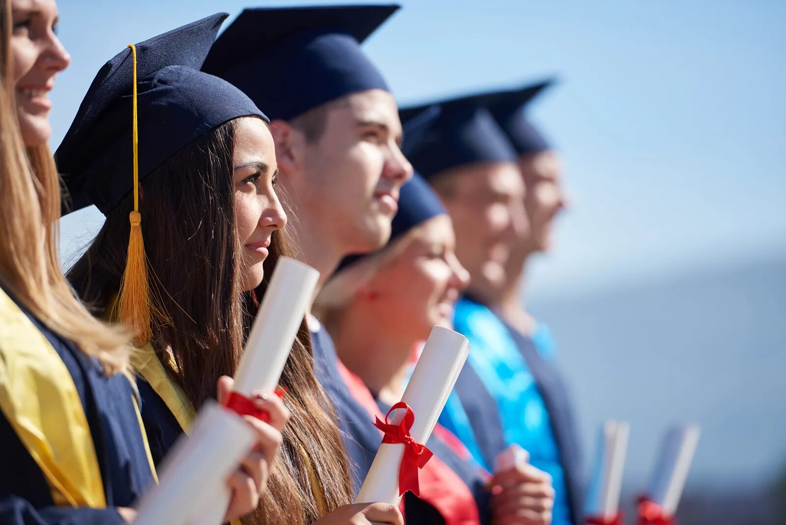 Graduating student is. Студенты выпускники. Студенты в вузе. Университет студенты. Выпускной студентов.