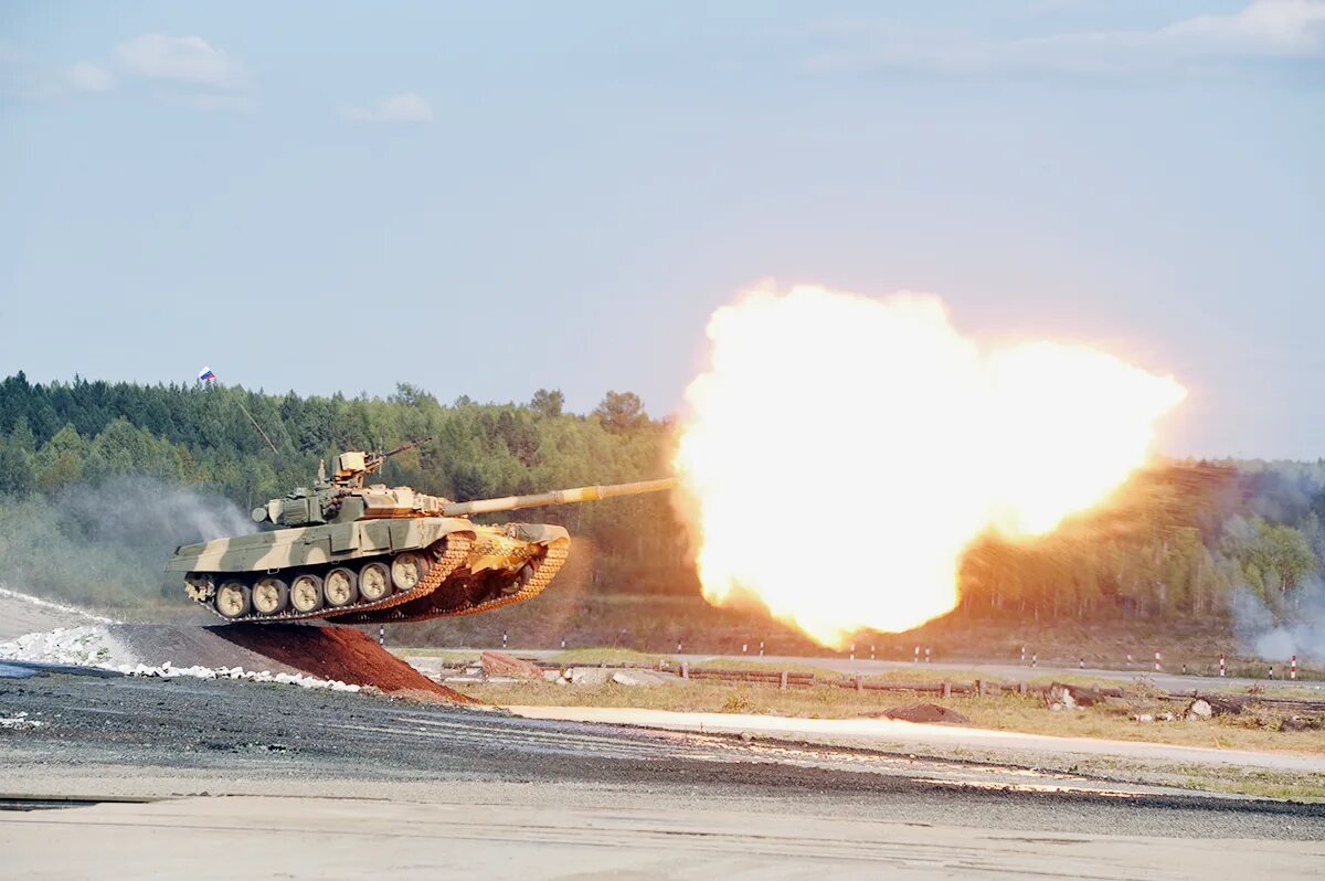 Танк т90 прорыв. Ролик где танки. Выстрел танка. Т72б3 выстрел зимой. Танковые войска т72.