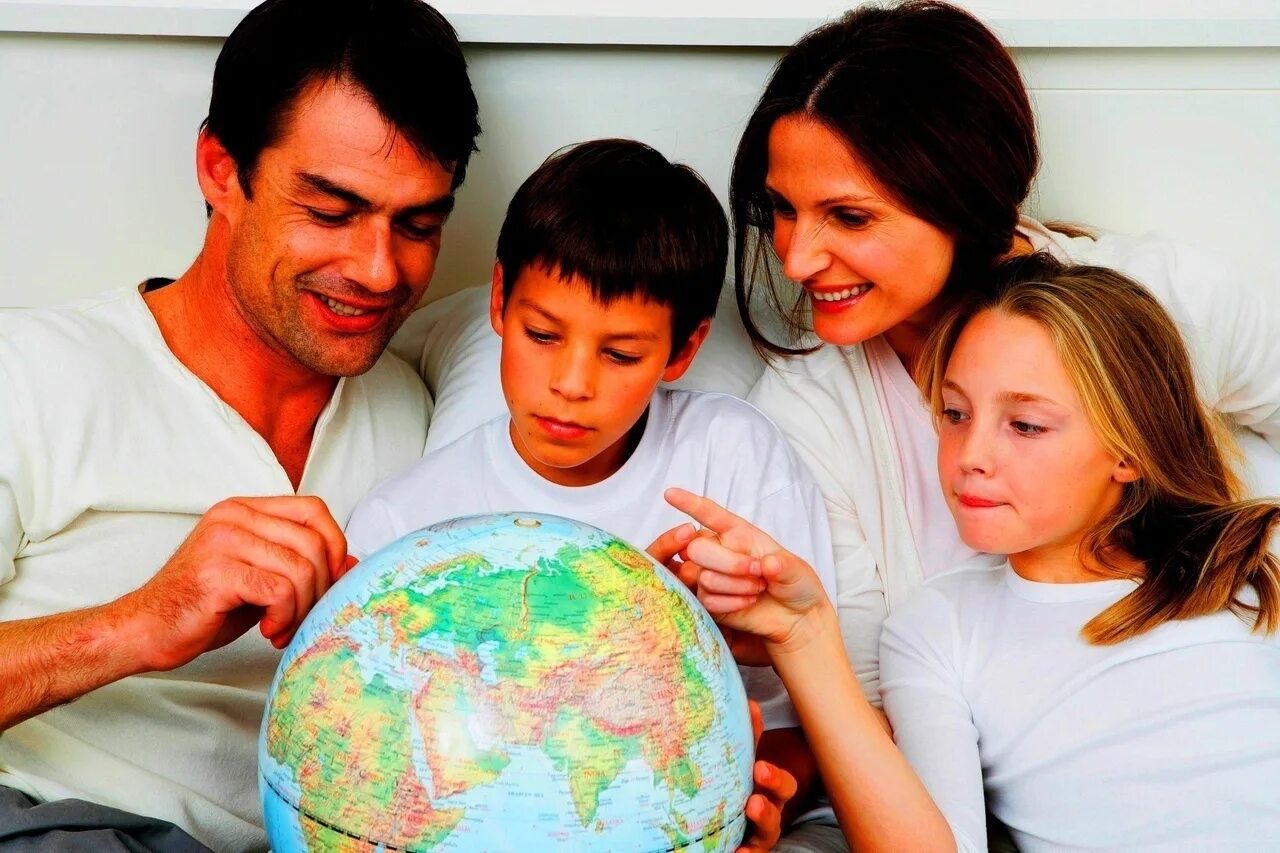 Общение родителей с детьми. В вопросах семейных он. A girl with parents stock image. Духовное общение в семье это. Психолог фото.