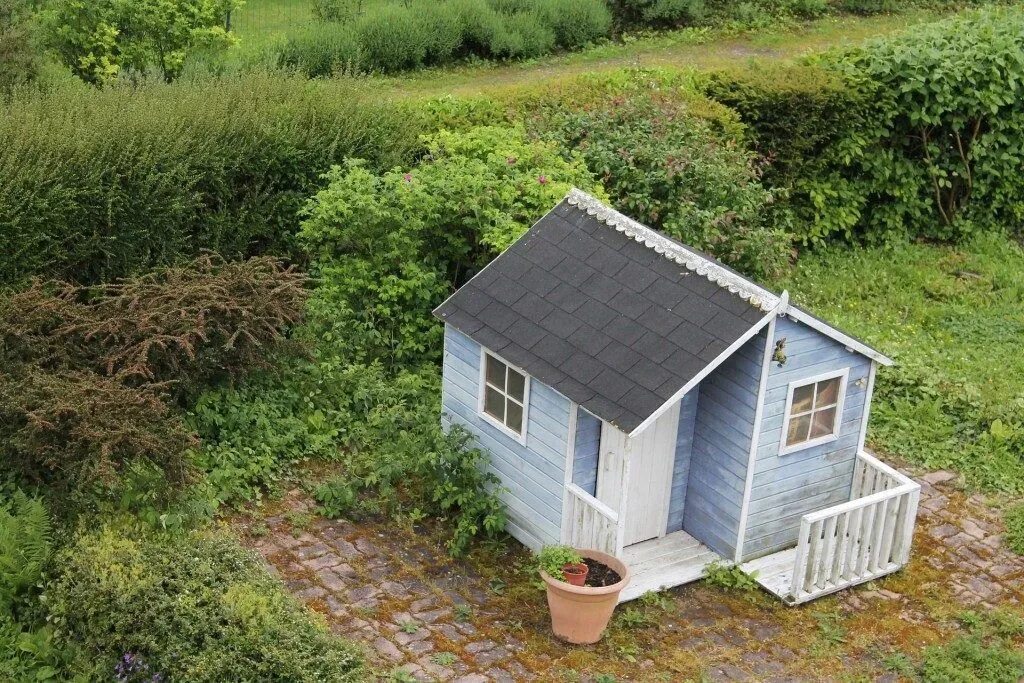 Après un divorce coûteux, elle décide de construire une petite maison pour 10 00