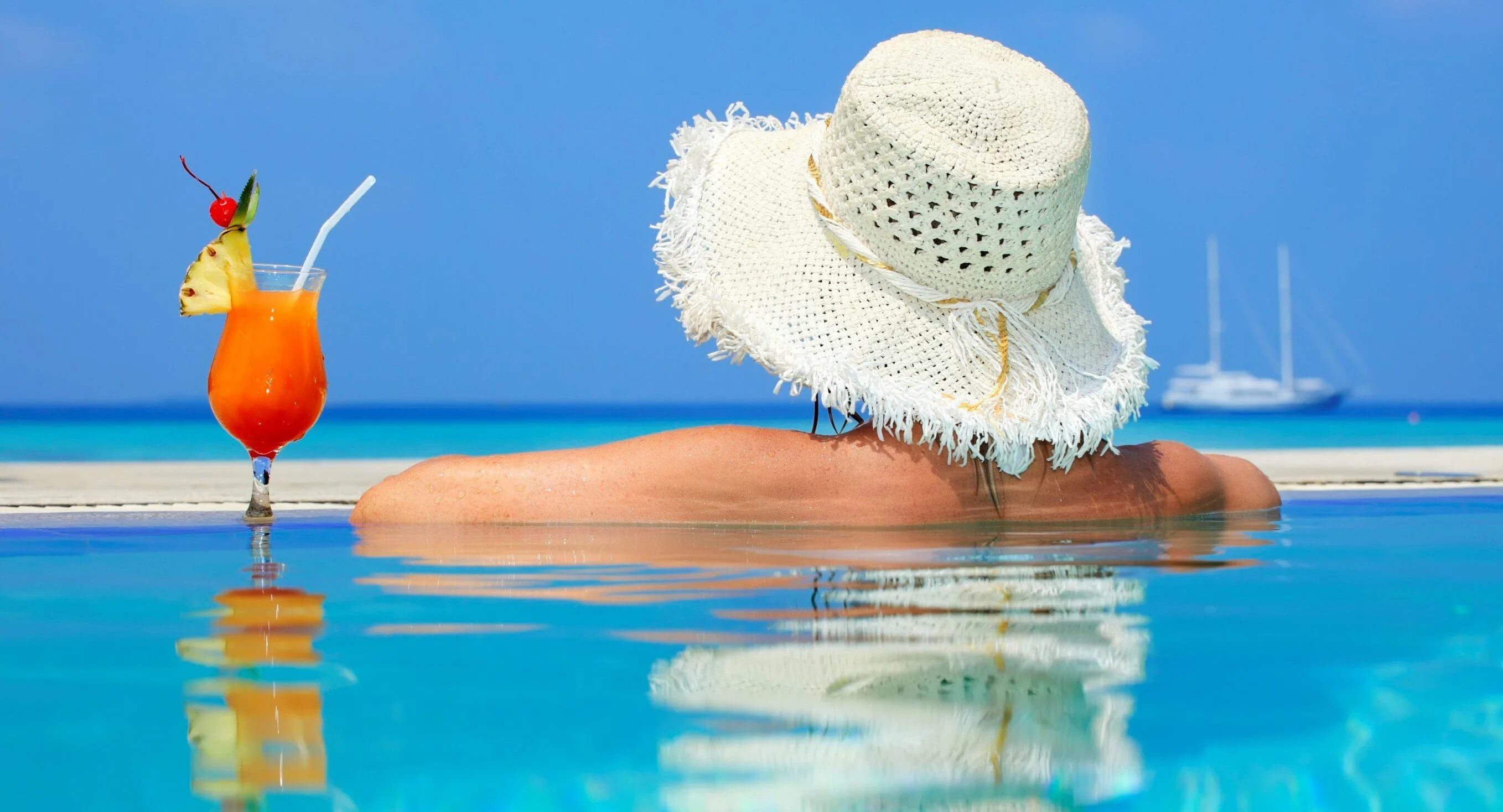 Баннер туристического агентства. Cancun парасейлинг. Лето отпуск. Мексика сомбреро пляж. Позитивного настроения.