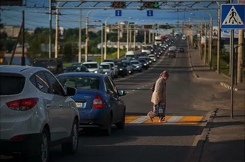 Пешеход приближается к переходу