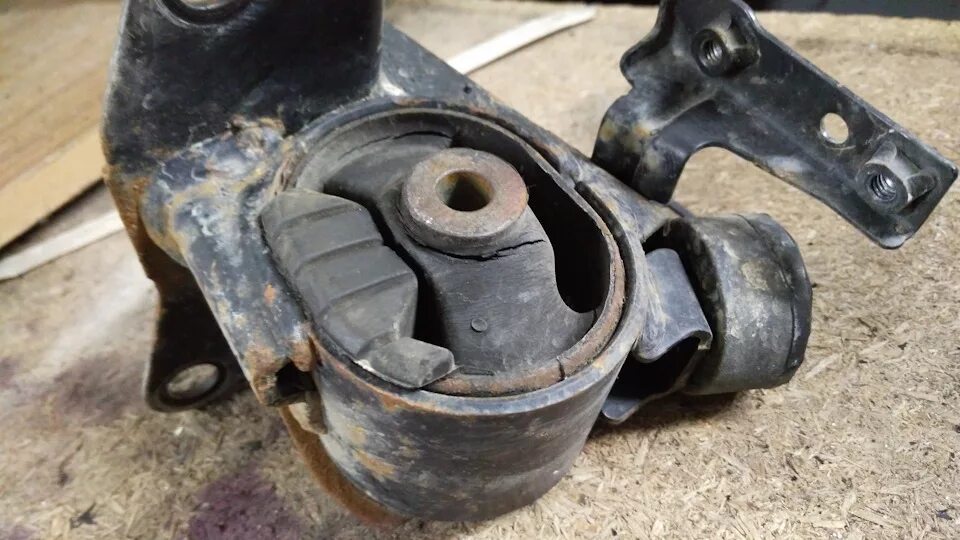 Подушка двигателя рав 4. Сайлентблок задней подушки двигателя rav4. сайлентблок опоры двигателя тойота рав 4. подушки двигателя тойота рав 4 2.2 дизель. сайлентблок задней опоры акпп тойота рав 4.