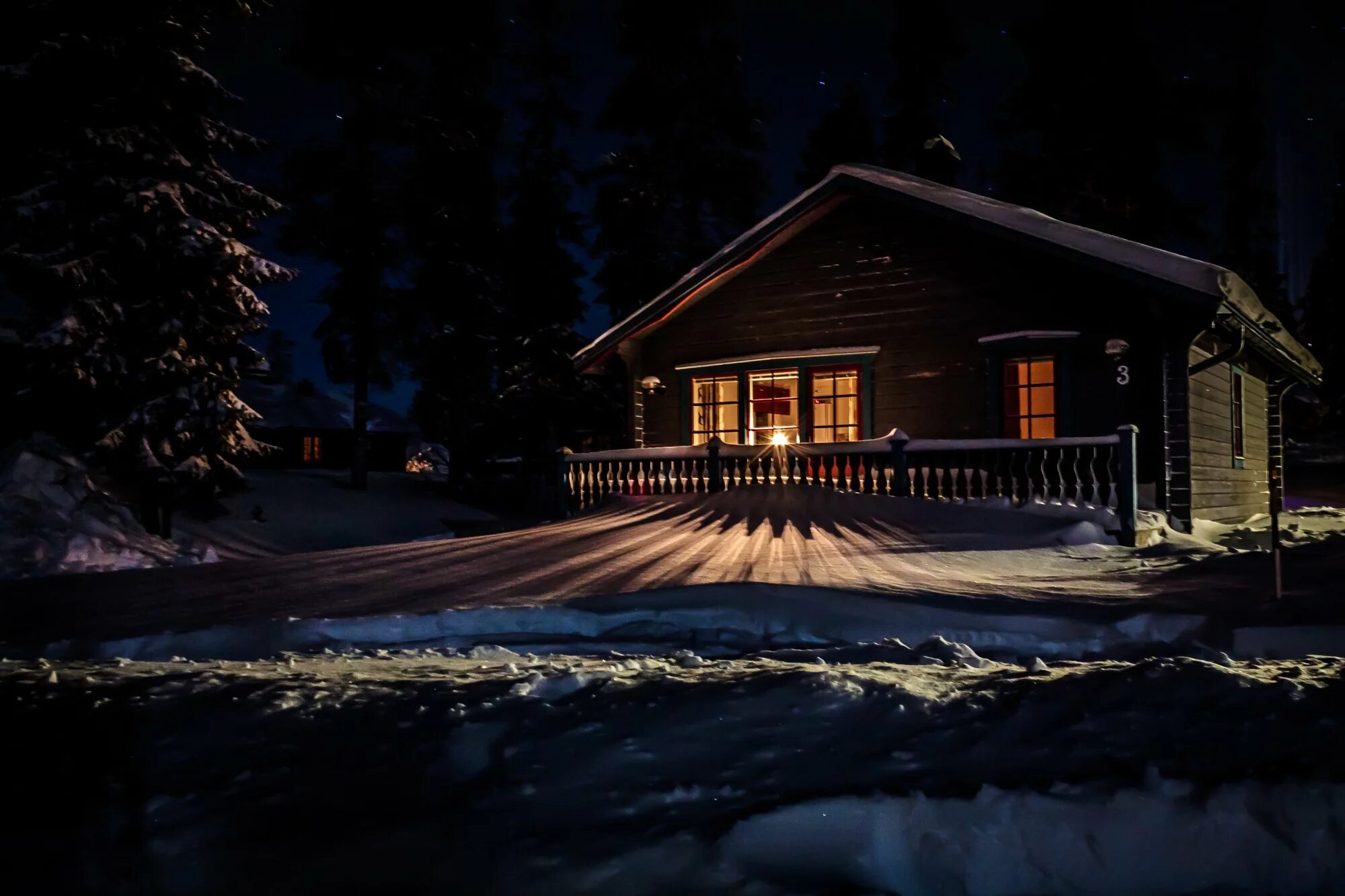 Зимний дом ночью. Домик в лесу ночью. Деревянный дом ночью. Домик в зимнем лесу. Красивые дома ночью