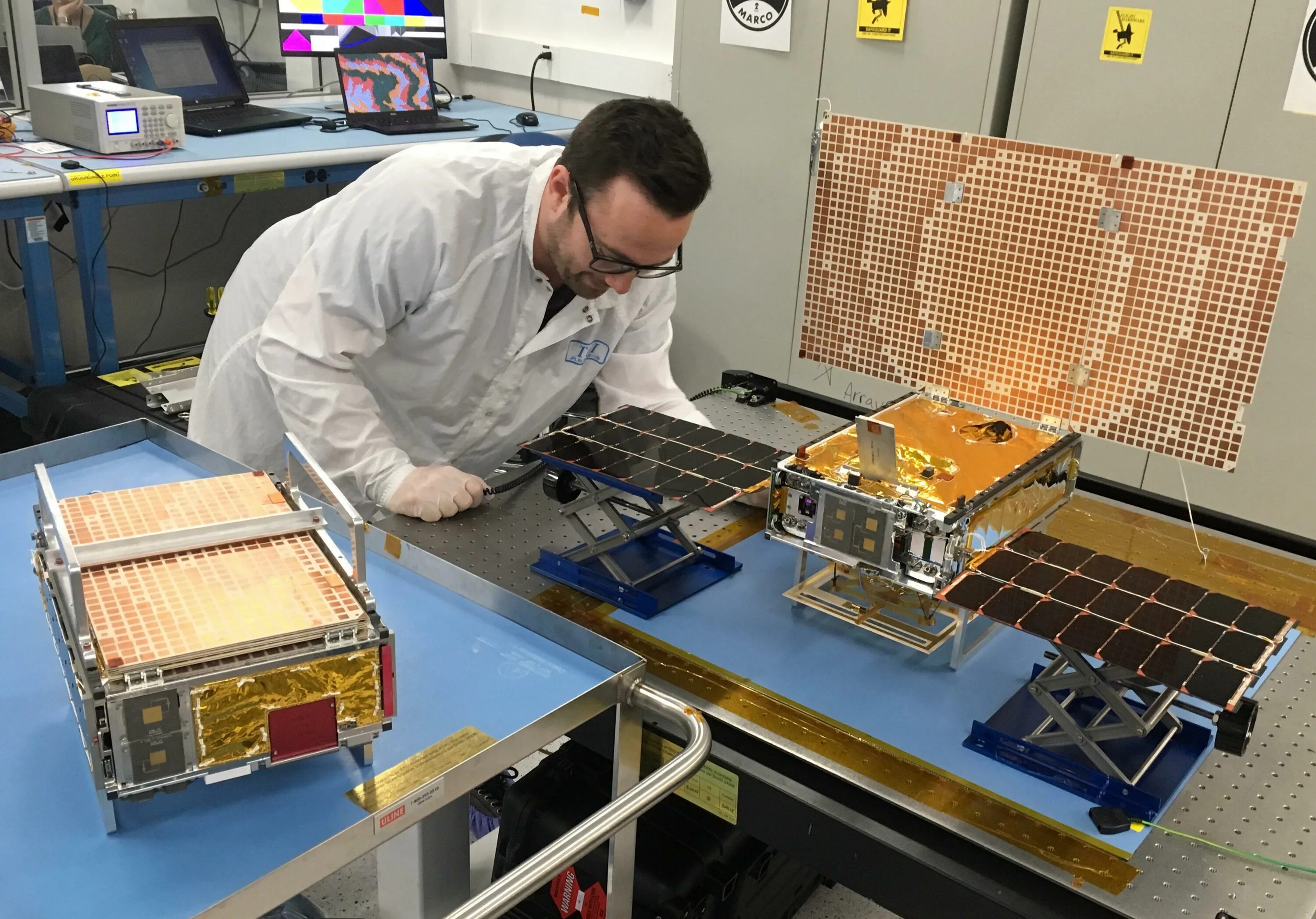 Mars cube. Mars cube one (marco) кубсаты. кубсат связь. cubesat панели солнечных батарей. cubesat раскрытие панелей.