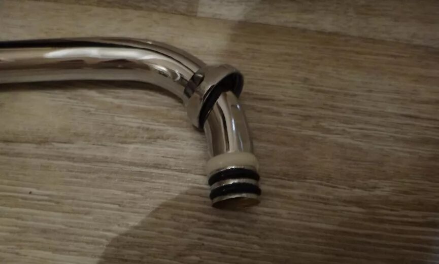 Прокладки под гусак смесителя. Уплотнительное кольцо для гусака смесителя. Прокладка для крана гусака. Гусак поменять прокладку. Течёт излив смесителя в ванной.