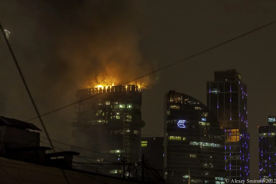 Правда что москва сити горит. Пожар в Москва Сити. Пожар в Москва Сити сейчас. Горит башня Москва Сити. Пожар в башне Москва Сити.