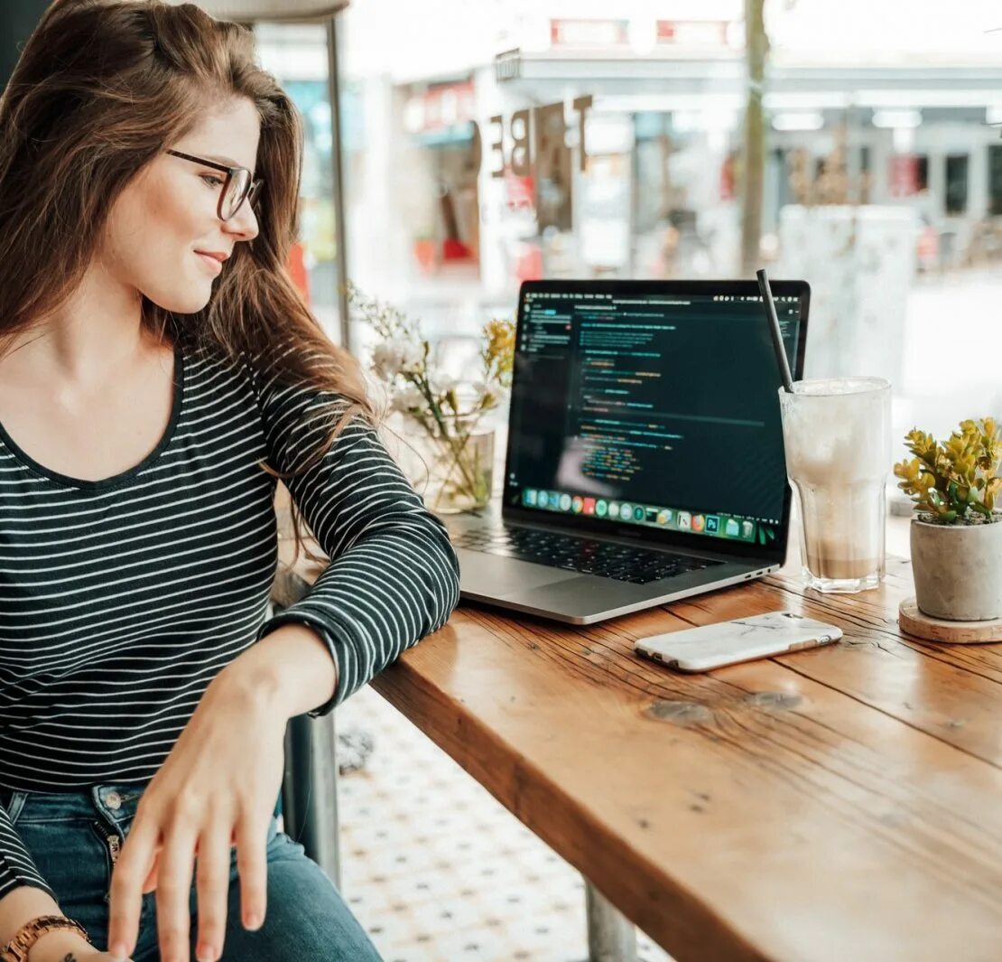 Программируемая девушка. Девушка программист. девушка it. девушка разработчик. красивая девушка программист.
