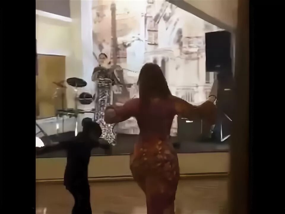 Танец в обтягивающем платье. Попки лезгинок. Девушка в облегающем платье танцует. Чеченские девушки фигуры бомба. Моника танцует чеченская.