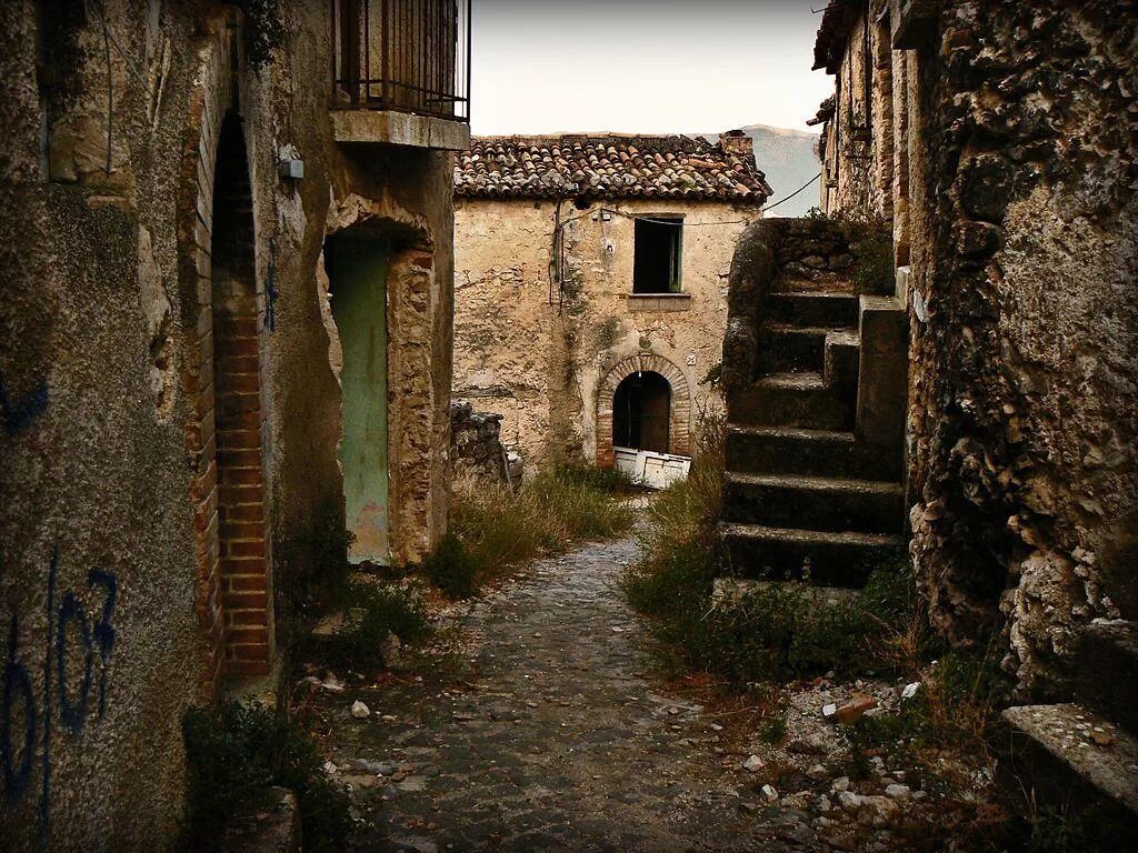 Abandoned village. Романьяно-Аль-Монте. Вилла де Векки Италия призраки. Деревня Варесотто Италия. Город призрак в Италии.