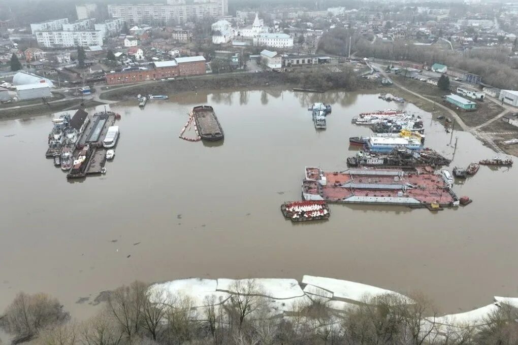 Река ока подъем уровня воды. В Серпухове Ока 2022. Разлив Оки Серпухов. Половодье в Серпухове. Ока в Серпухове сейчас.