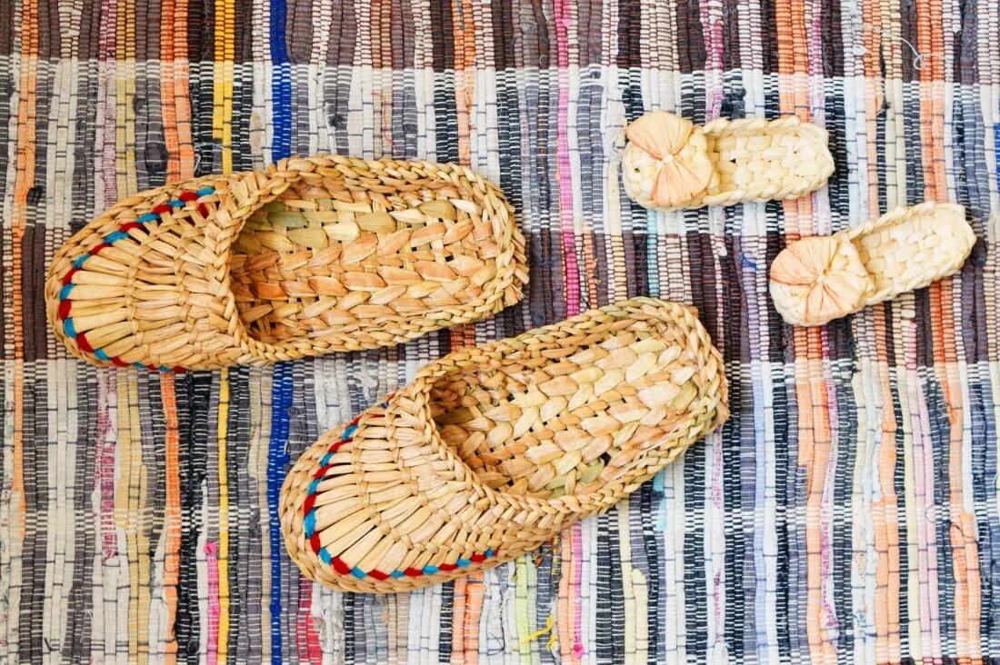 буквы лапоть. лапти детские. лапти лыковые лыки липовые. буквы лапоть. буквы лапоть.