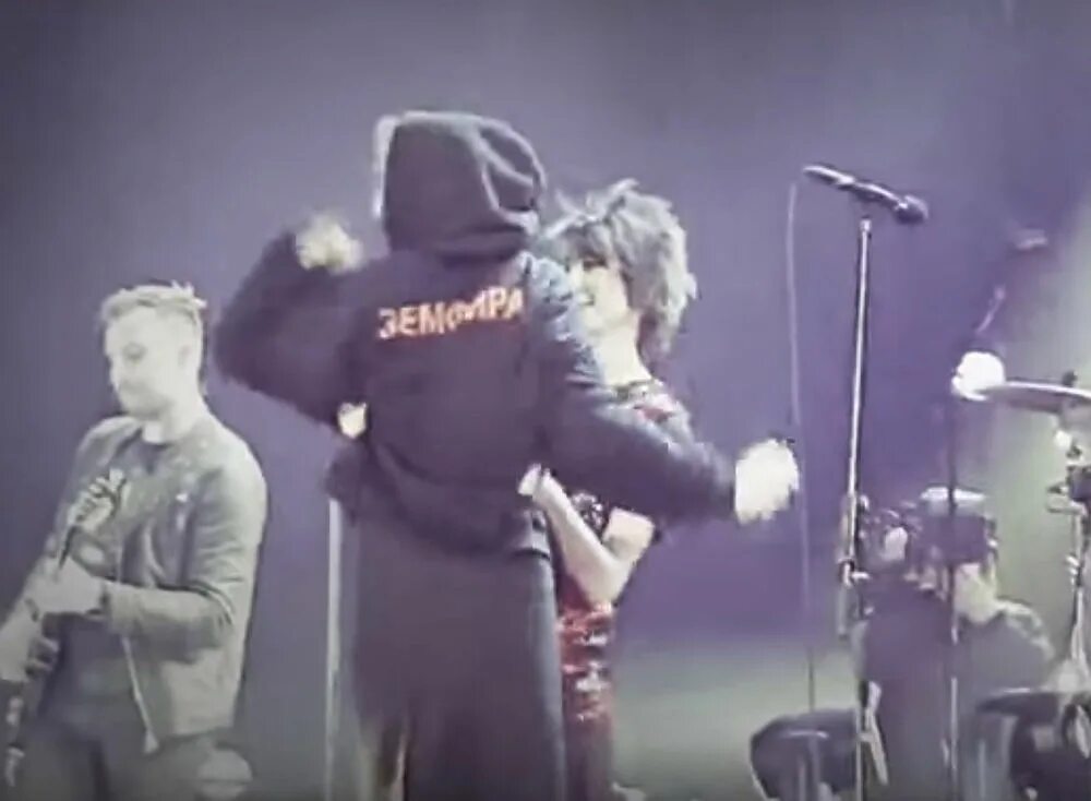 Фото свадьбы земфиры и литвиновой. Земфира Рената Литвинова Олимпийский 2016. Рената Литвинова на концерте Земфиры. Земфира и Рената Литвинова 2021. Земфира и Литвинова 2021