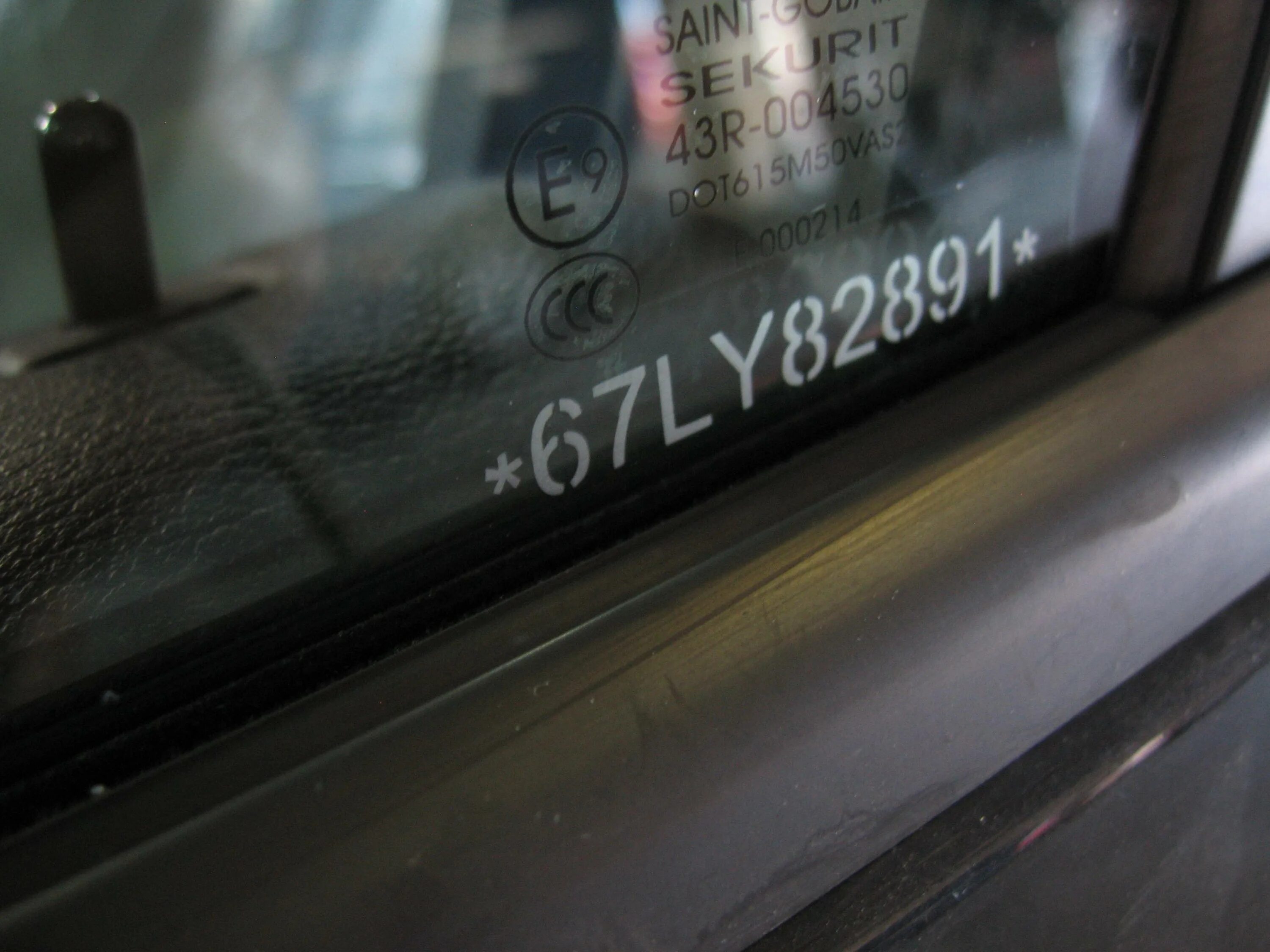 Табличка автомобиль. Светящаяся табличка номера телефонов. Маркировка на стеклах ваз 2108. Таблички на стекло автомобиля. Табличка с номером телефона в машину.