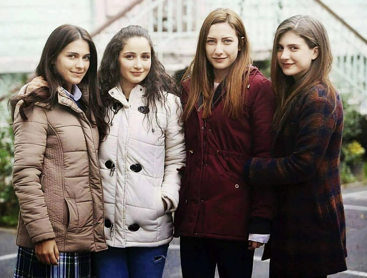 Обиженные цветы гюней. Сонгюль обиженные цветы. Сунгуль турецкий сериал. Обиженные цветы 4. Киргин чичеклер сериал.