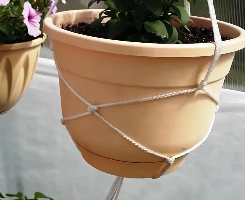 подвес для кашпо из веревки. горшок из каната. кашпо подвесное. сделать кашпо для цветов из веревки. Macrame plant hanger.