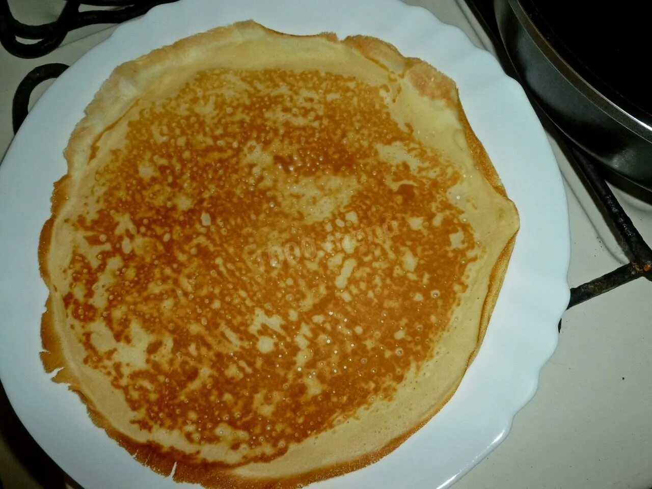 пышные дрожжевые блины. блины постные дрожжевые. тонкие блинчики на сыворотке с дырочками. блинчики на сыворотке очень вкусные с дырочками. манные блины.