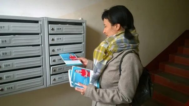 Распространение листовок по ящикам. Разносчик листовок по почтовым ящикам. реклама по почтовым ящикам. разноска листовок по почтовым ящикам. разнос листовок по почтовым ящикам.