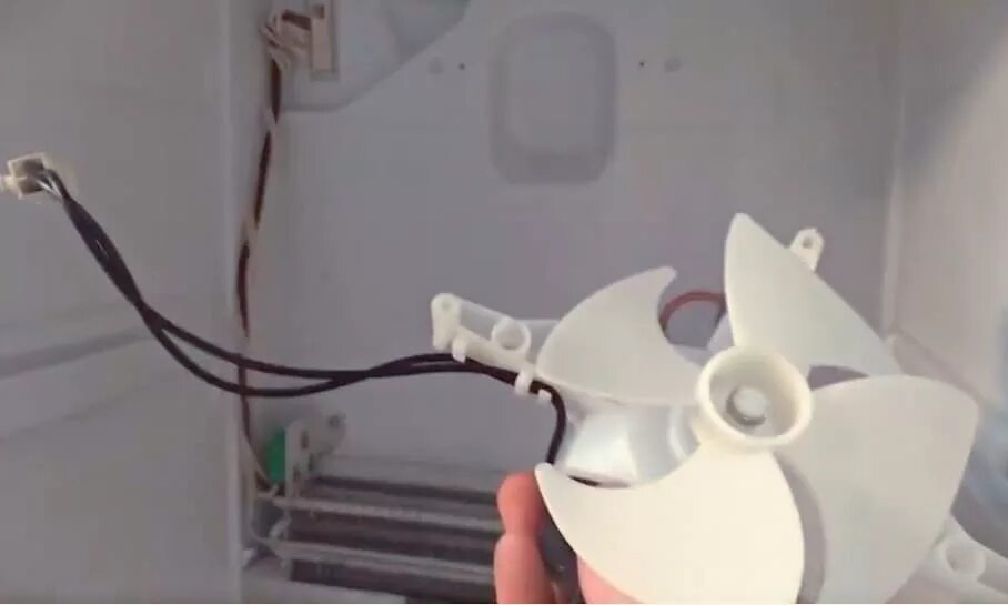 Вентилятор холодильника daewoo s6111bdf03. Вентилятор для холодильника самсунг ноу фрост. Вентилятор для холодильника lg 4680jb1026b. Вентилятор холодильника indesit b16rm. Стинол 102 вентилятор в морозильной камере.