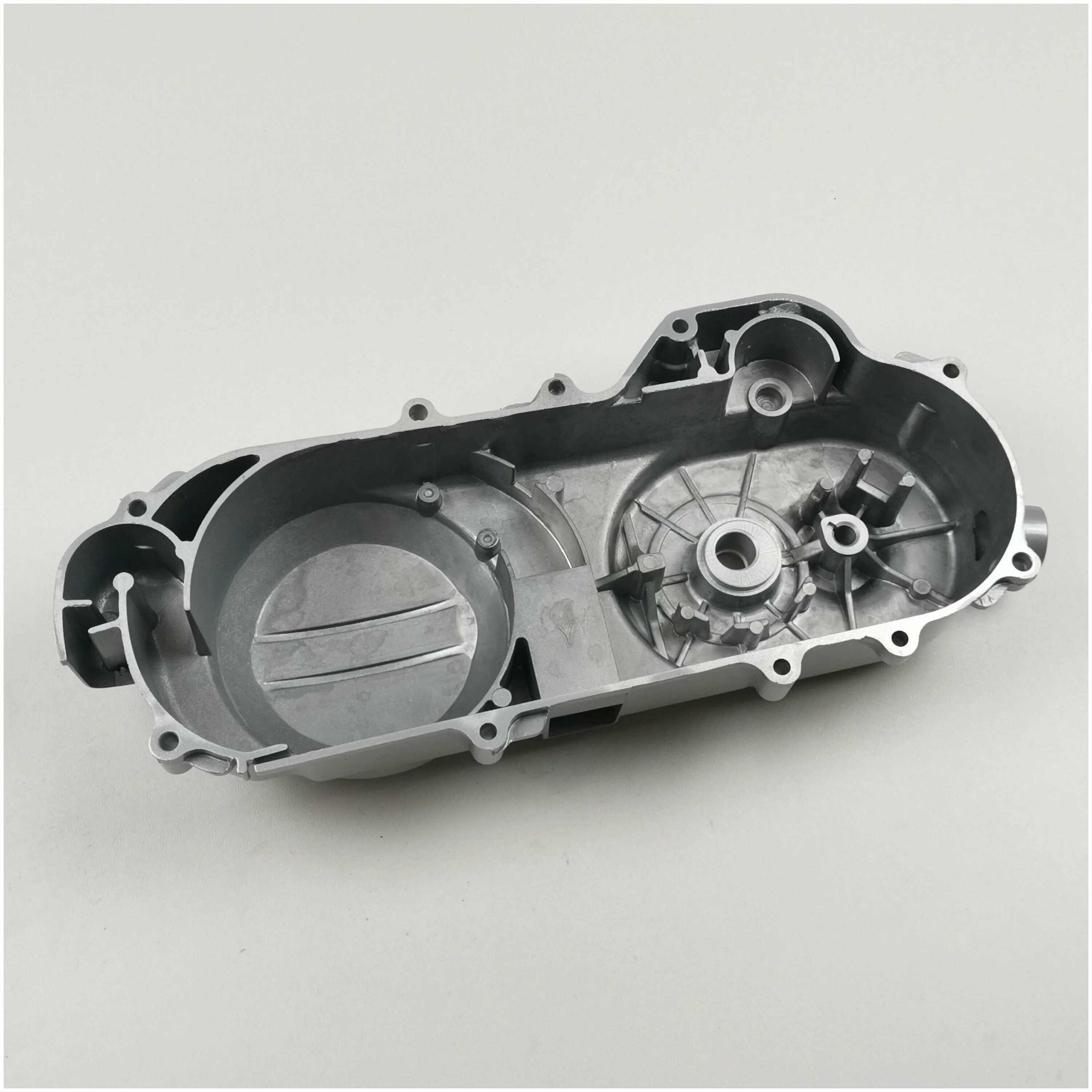 Крышка вариатора. Крышка вариатора 139qmb 12 колесо. Suzuki скутер крышка вариатора. Крышка вариатора 139qmb 10 колесо. Крышка вариатора.