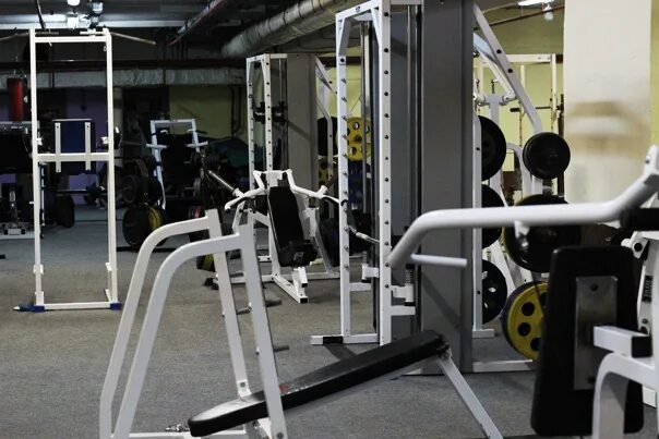 Спортзал хаус ярославль. Гравити зеленодольск фитнес. 55 gym зал. Тренажерный 18. Клуб 18 нагатинская.