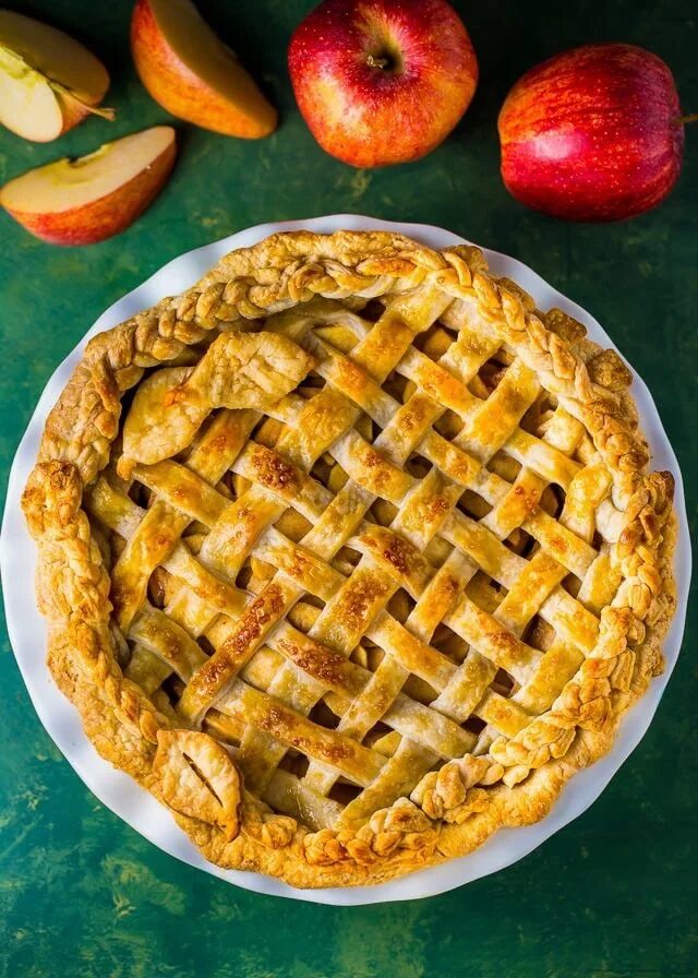 Блюда накрытые тестом. Apple pie (яблочный пирог). Красивый пирог с яблоками в духовке. Пирог Пай с яблоками. Пирог корзинка с яблоками.