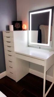 Туалетный столик с выдвижным зеркалом