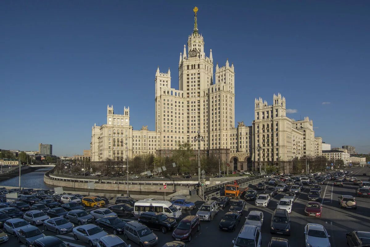 Здания сталинских высоток в москве. Сталинские высотки в Москве. Сталинские высотки МГУ. Дом на Котельнической набережной и МГУ. Московские высотки. «Семь сестёр».