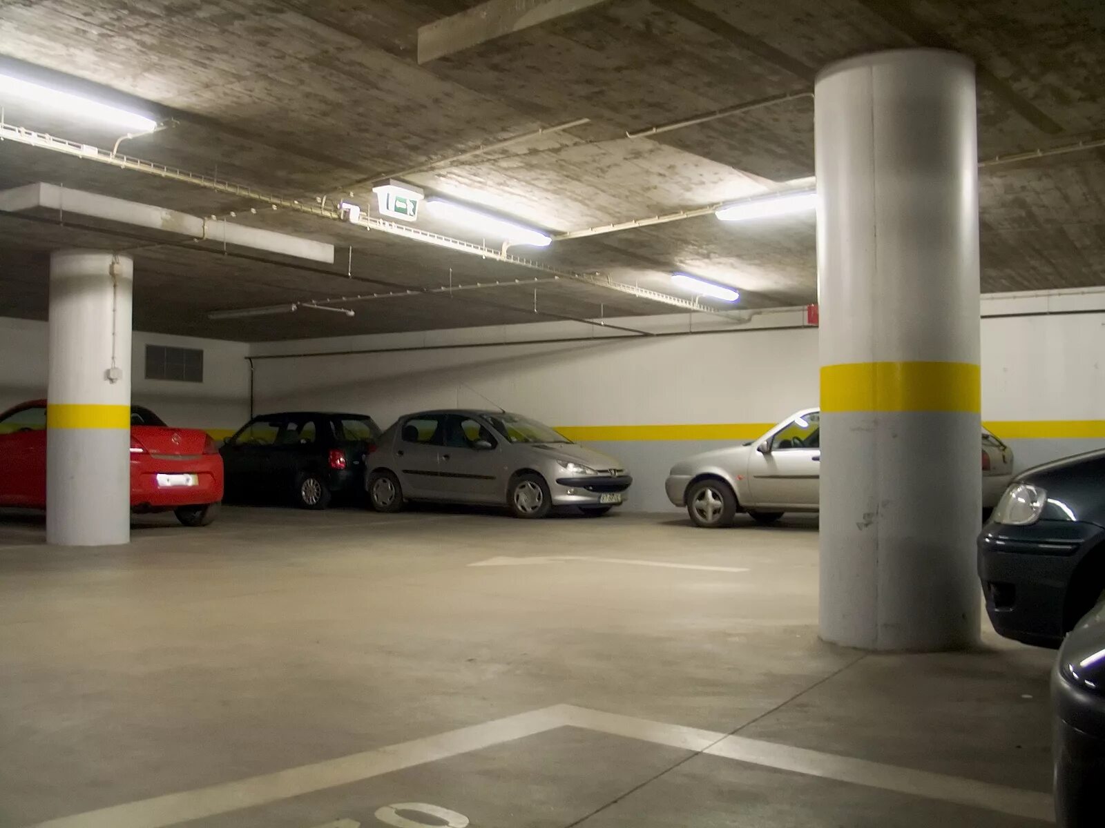 Parking lot 2. Паркинг. Подземный паркинг. Авто на подземной парковке. Подземная стоянка для автомобилей.