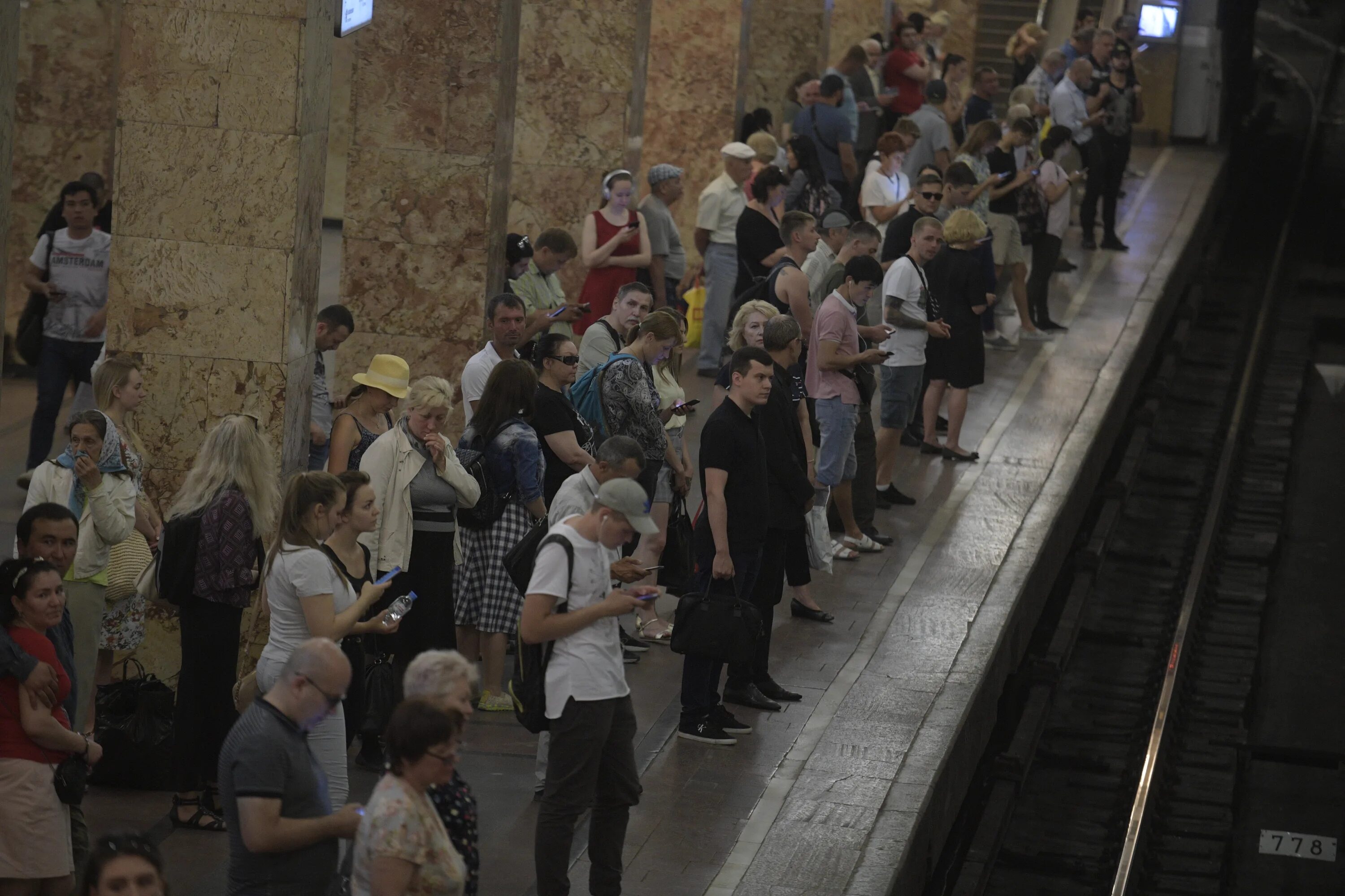 Оранжевая ветка метро. Сбой в метро сегодня. Сбой в метро сейчас на оранжевой ветке. Мошенница в метро на оранжевой ветке.