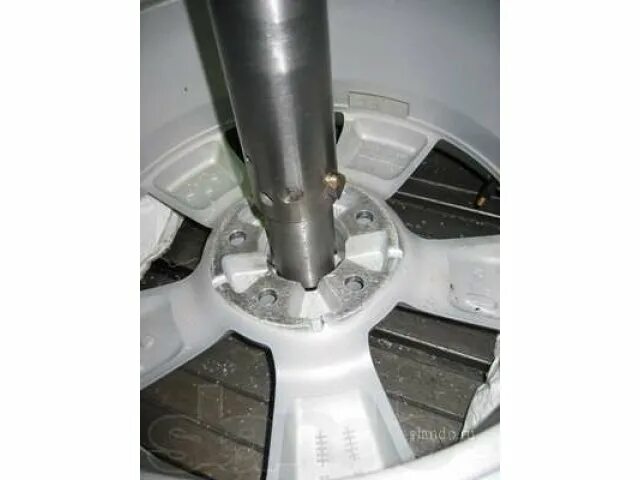 Расточка диска под ступицу. Расточка литых дисков под ступицу. Проточка колесных дисков под ступицу. Проточка ступицы 2121 под тормозной диск газ. Расточка под ступицу.