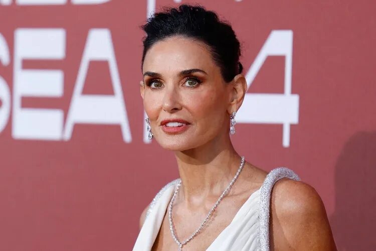 Demi Moore bizarrely scolds audience while introducing Cher at amfAR Gala: 'I f–