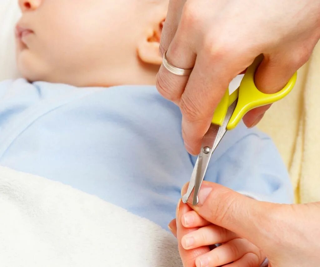 Гигиенический уход за ребенком. Подстригаем ногти малышу. Стричь ногти новорожденному. Стрижка ногтей у новорожденных. Ребенок подстригает ногти.