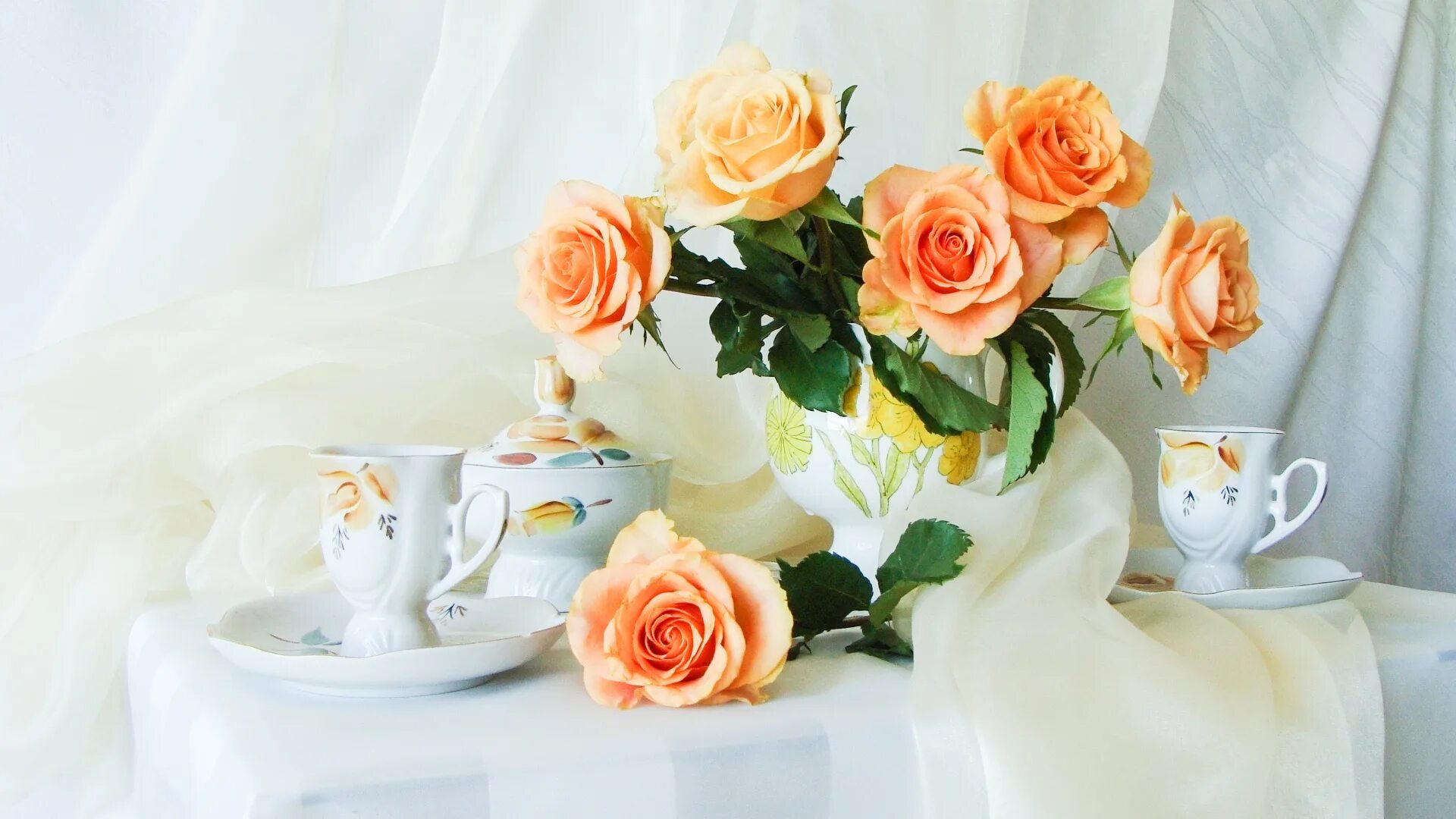 Утренние цветы. Красивые букеты цветов в вазах. Утренний букет. Нежные розы в вазе. Доброе мягкое нежное