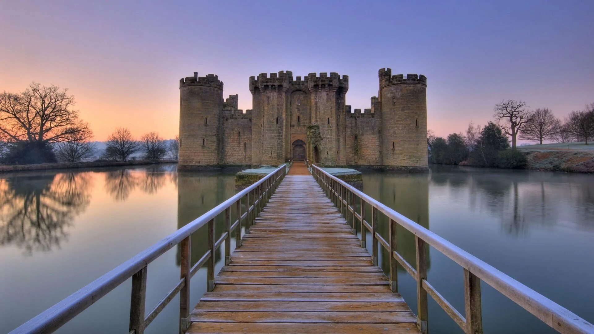 Известный средневековый замок. Замок Бодиам Англия. Бодиам, Восточный Суссекс, Англия. Замок Бодиам, Англия в Восточном Суссексе крепость. Замок Фолган Англия.
