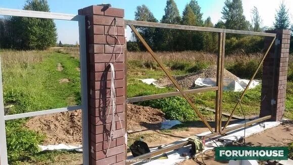 Закладные кирпичных столбов ворот. Закладные для распашных ворот. крепление ворот к кирпичным столбам. закладные для калитки в кирпичных столбах. кирпичные столбы для ворот.