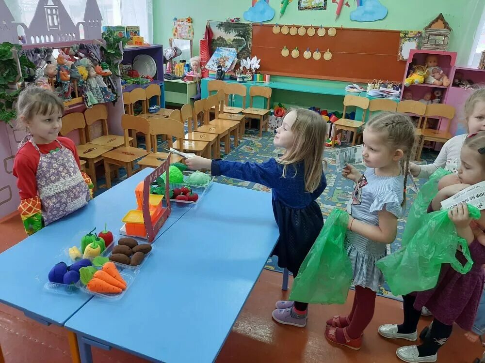 Центр сюжетно ролевых игр столовая. Мюжетноролевая игра магазин. Игра в парикмахера в детском саду. Конспект сюжетной старшей группе. Сюжетно ролевая игра магазин овощи и фрукты.