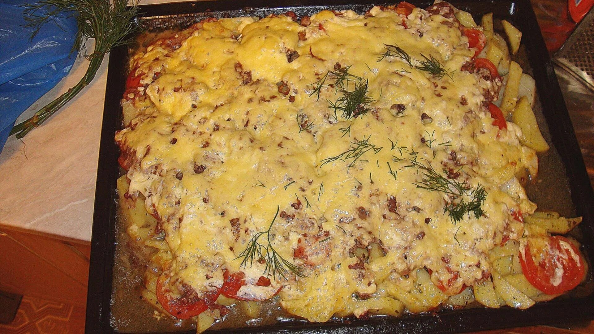 Мясо по французски. Мясо по-французски в духовке. Мясо по-французски с картошкой. Картошка с мясом и сыром в духовке