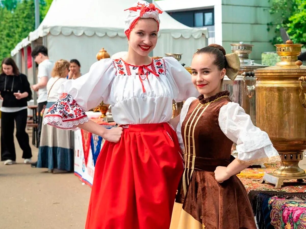 Шатры на красной площади в москве. Фестивали на красной площади в москве. Дискотека в музеоне. Книжная ярмарка на красной площади 2022. Звезды русского радио в лужниках 25 июня.