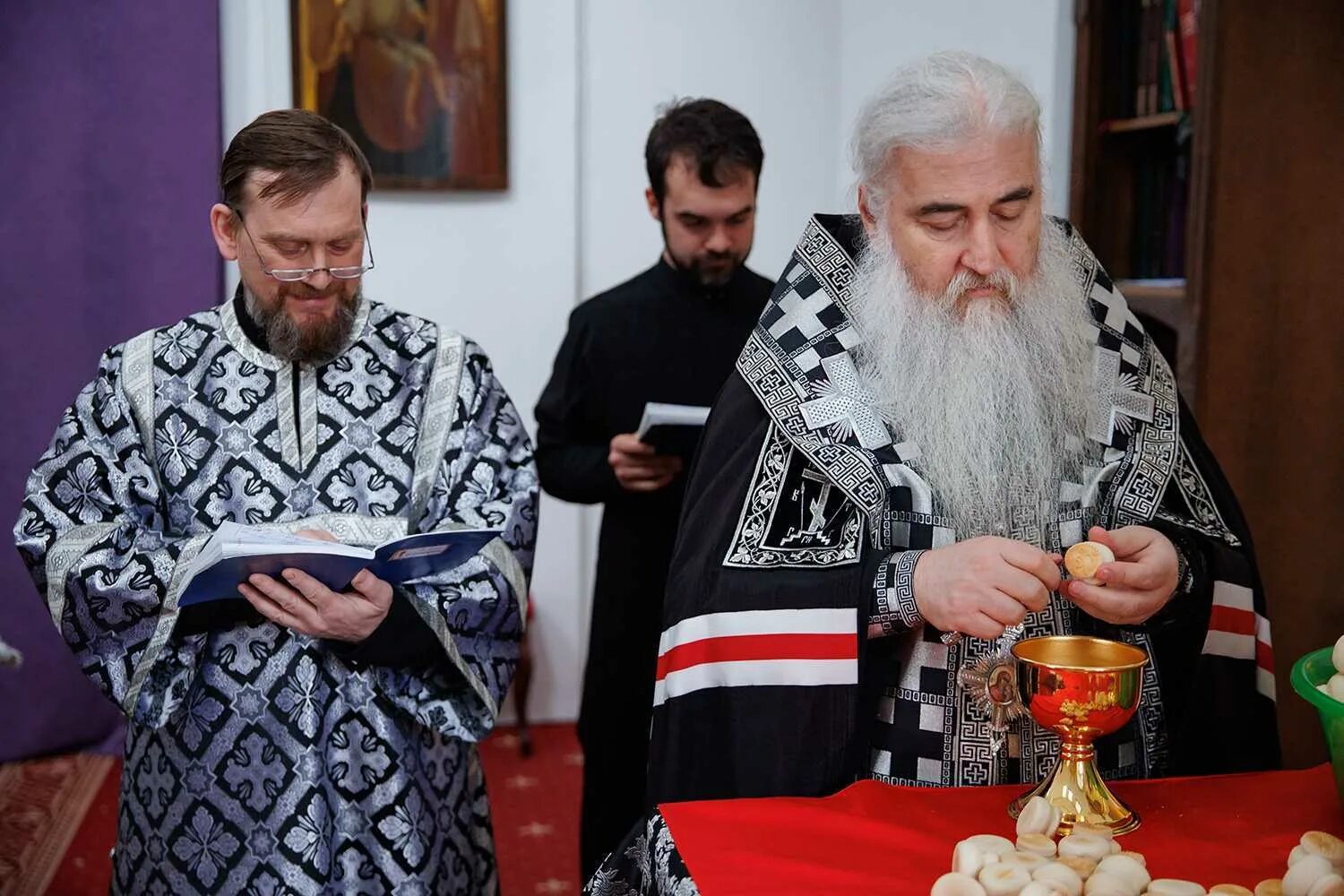 Великий четверг литургия. Митрополит Лонгин Симбирский и Новоспасский. Апреля Великий четверг. 1й час в богослужении. Вечерняя служба четверга