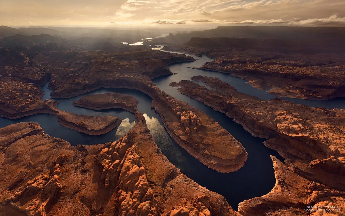 The country many rivers. Колорадо река Пауэлл. Озеро Пауэлл Аризона. Каньоны штат Юта озеро Пауэлл. Каньон реки Колорадо.