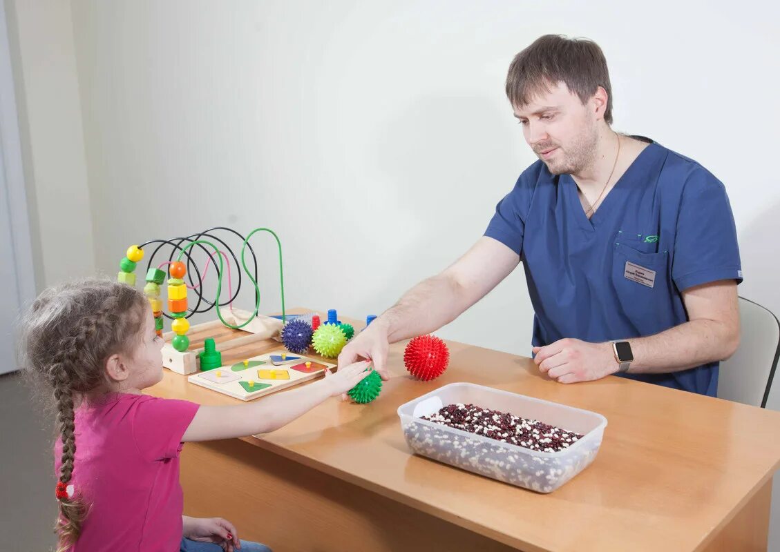 Игры для дцп. Эрготерапевт для детей с ДЦП. Эрготерапия при ДЦП. Эрготерапия для детей. Занятия с детьми с ДЦП.