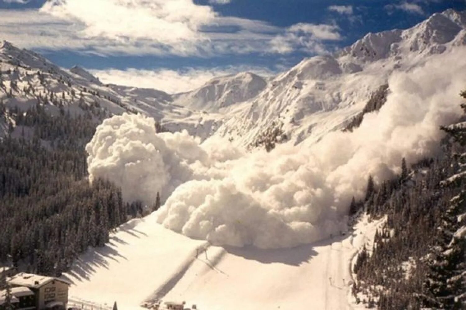 Сойти больший. Сход лавины в альпах. Лавина (снежная лавина). Сойти больший. Сойти больший.
